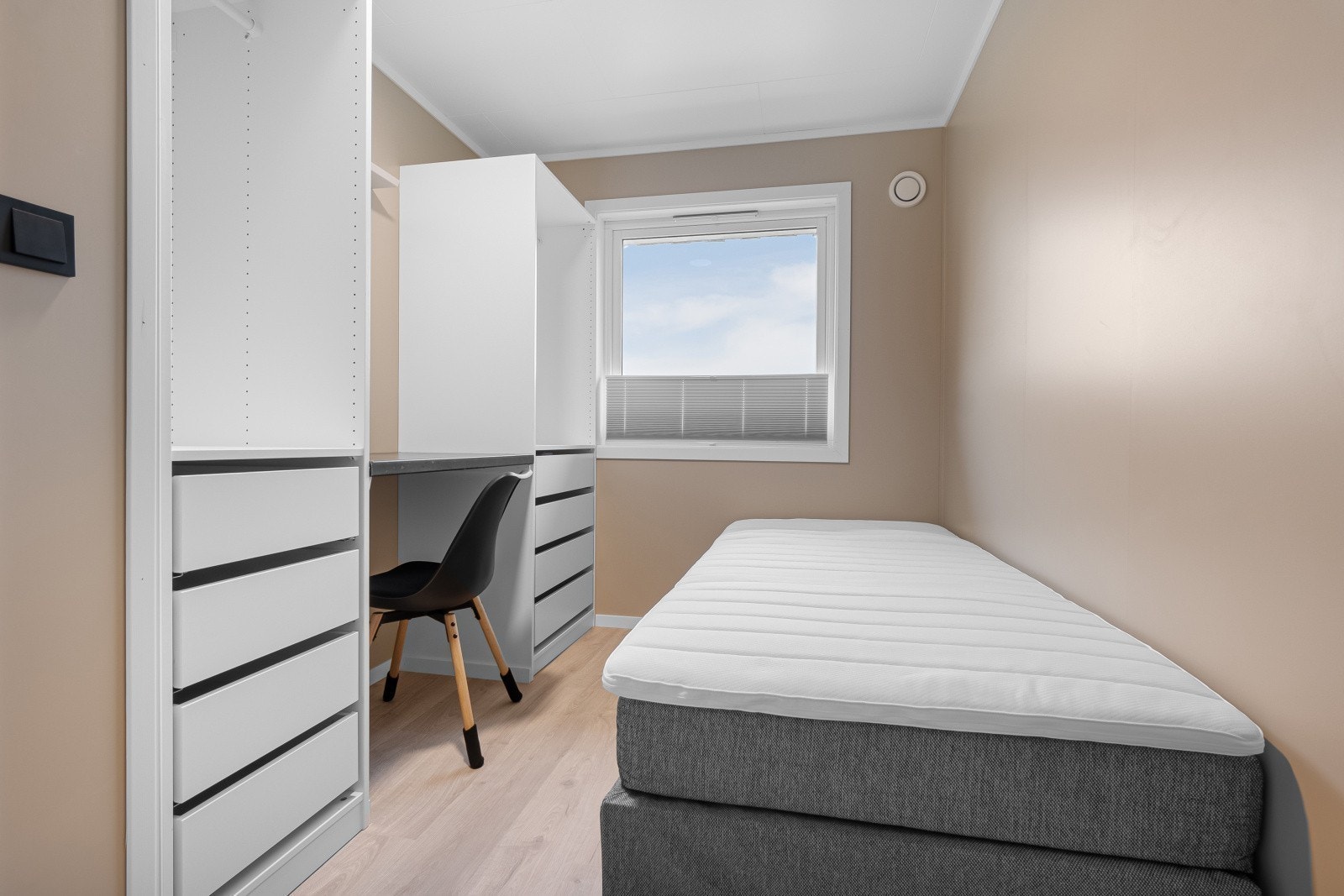 Rom 4 i 2.etg.
Rommet er utstyrt med 2x tilpassede PAX garderobeskap og plassbygd skrivepult på ca 1m. Se annonsetekst for flere detaljer. Galleribilde