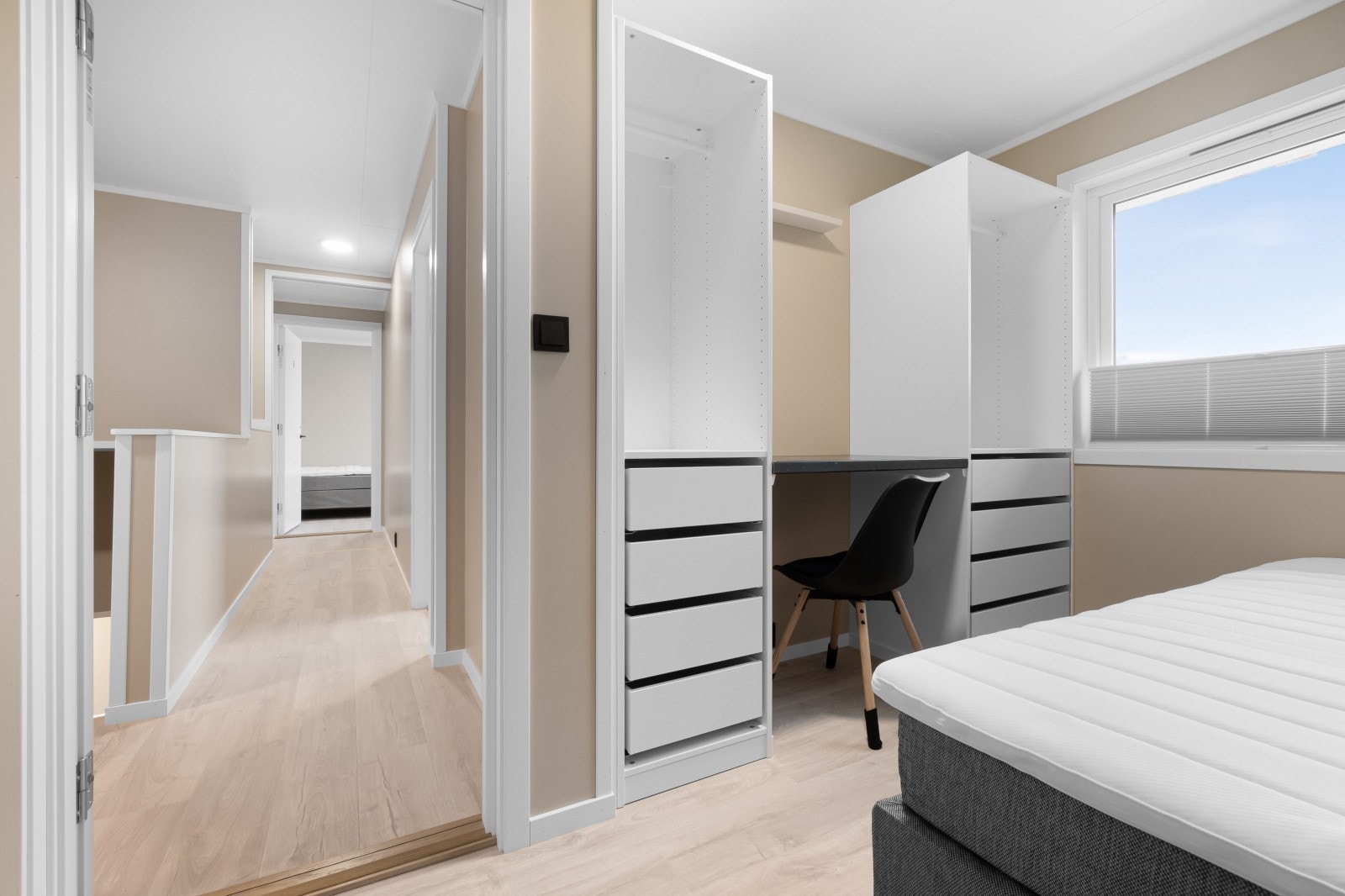 Rom 4 i 2.etg.
Rommet er utstyrt med 2x tilpassede PAX garderobeskap og plassbygd skrivepult på ca 1m. Se annonsetekst for flere detaljer. Galleribilde