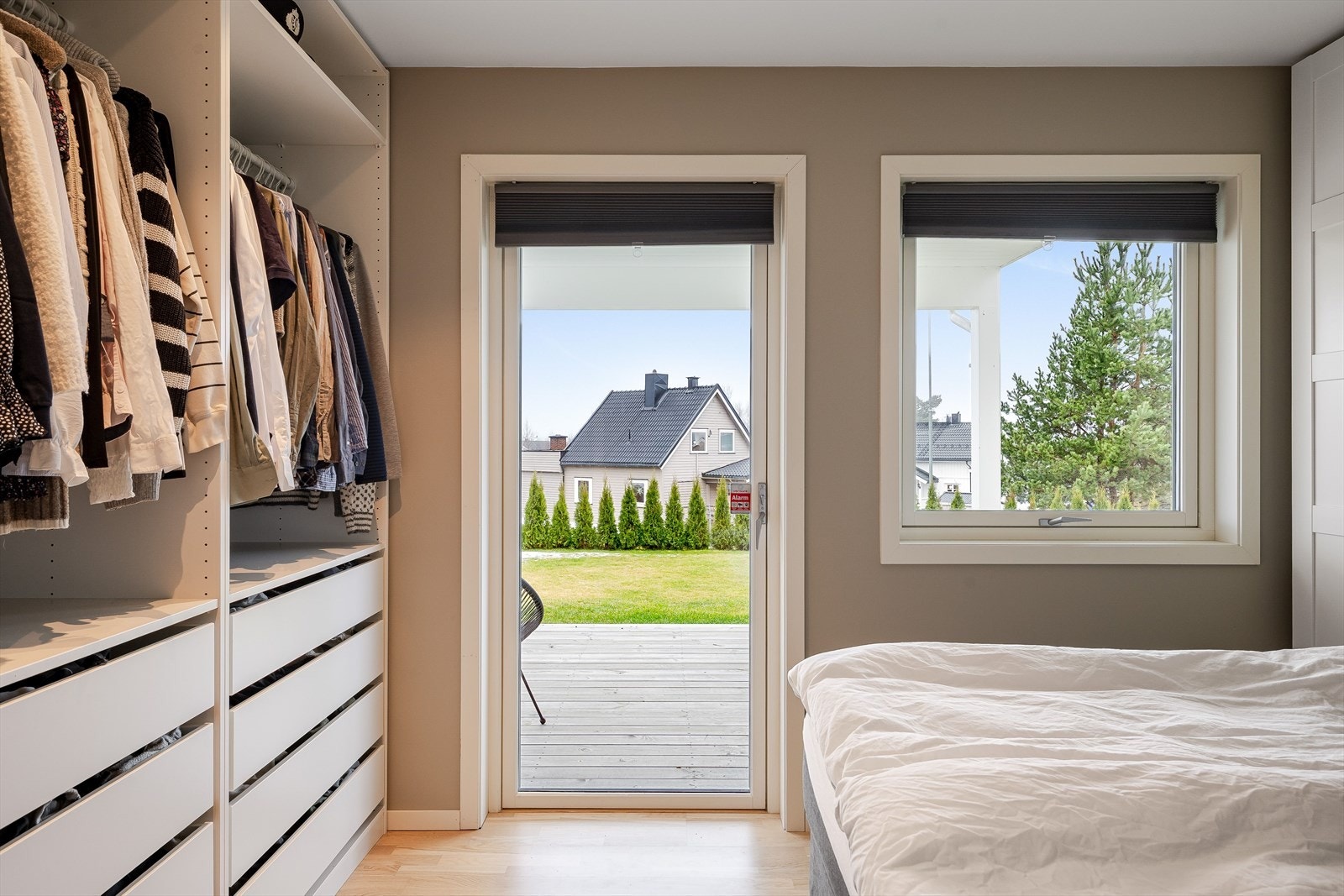 På soverommet er det også god oppbevaringsplass i en åpen garderobeløsning med skuffer og oppheng. Galleribilde