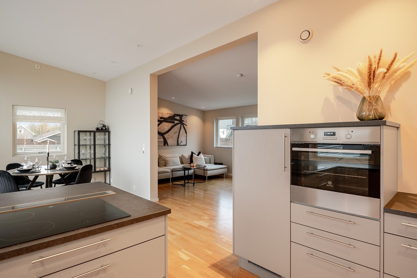 Boligen har balansert ventilasjon med varmegjenvinner som sørger for et sunt og godt inneklima hele året. Galleribilde