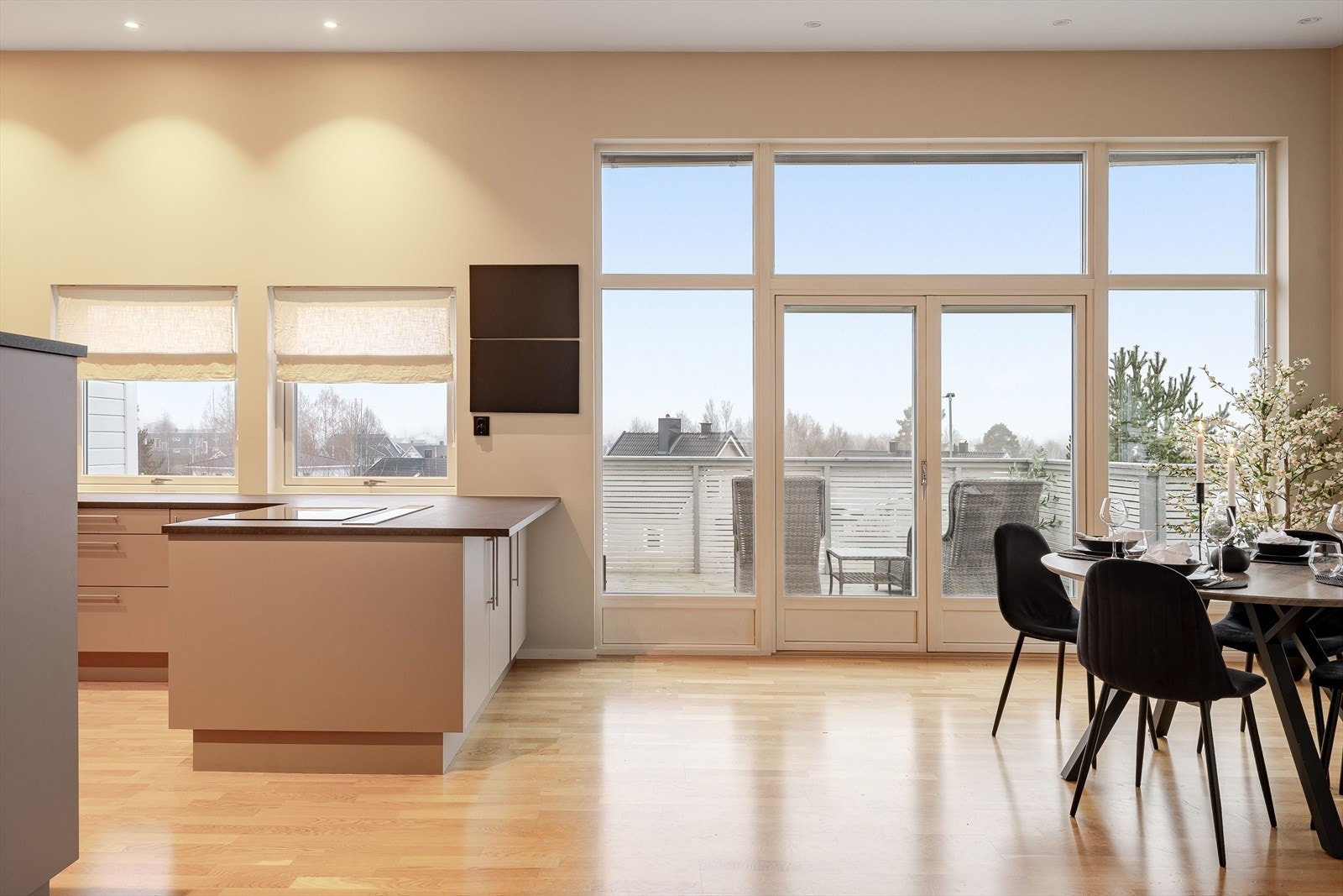 Mot sydvest har du en stor og flott spisestue i åpen løsning med kjøkkenet. Den gjennomgående og åpne planløsningen med store vindusflater sørger for rikelig med naturlig lys. Galleribilde