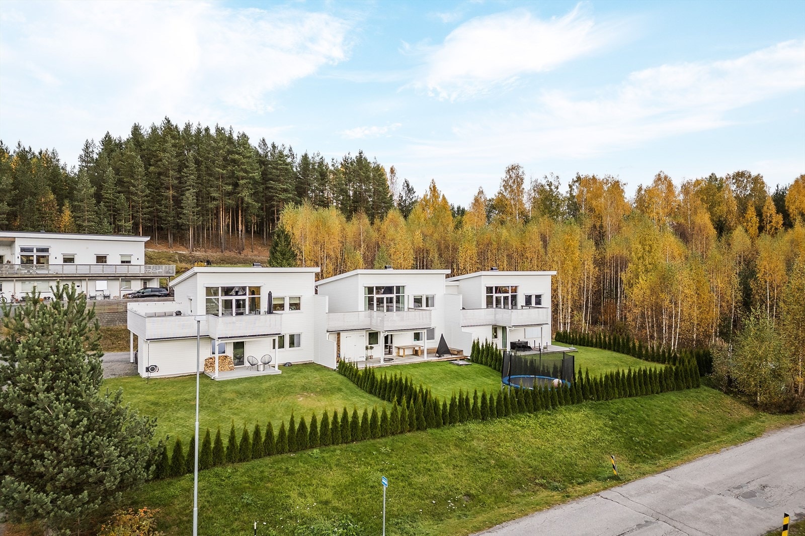 Stavåsen har skogstier for både sykling, løping og gåturer. Den mest populære turen går opp til Stavåsdammen med både badeplass, gapahuker og grillplass. På vinterstid er det oppkjørte skiløyper her og med lysløype kan du ta en skitur på vinterkvelder. Galleribilde