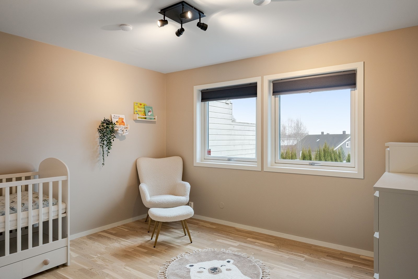 Soverom 2 er også et stort, lyst og fint rom. Soverommet har to store vinduer som slipper inn rikelig med naturlig lys. Galleribilde