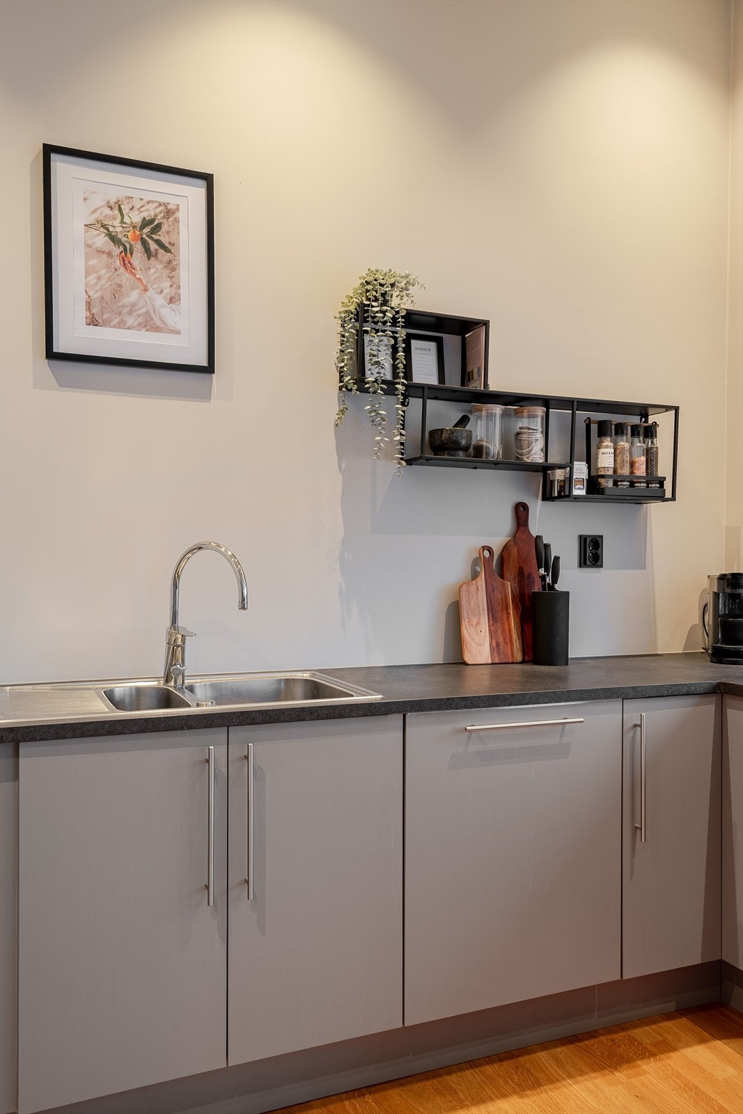 Det er også montert komfyrvakt og lekkasjestopper under kjøkkenbenk. Galleribilde