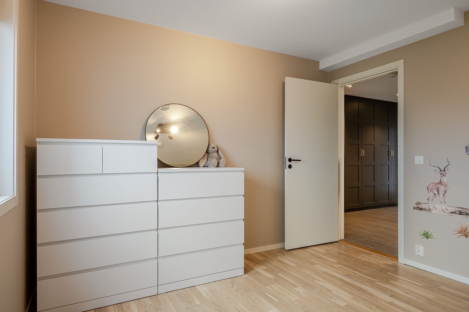 Soverommet har parkett på gulv, glatte overflater malt i en innbydende farge og skjult elektrisk anlegg. Galleribilde