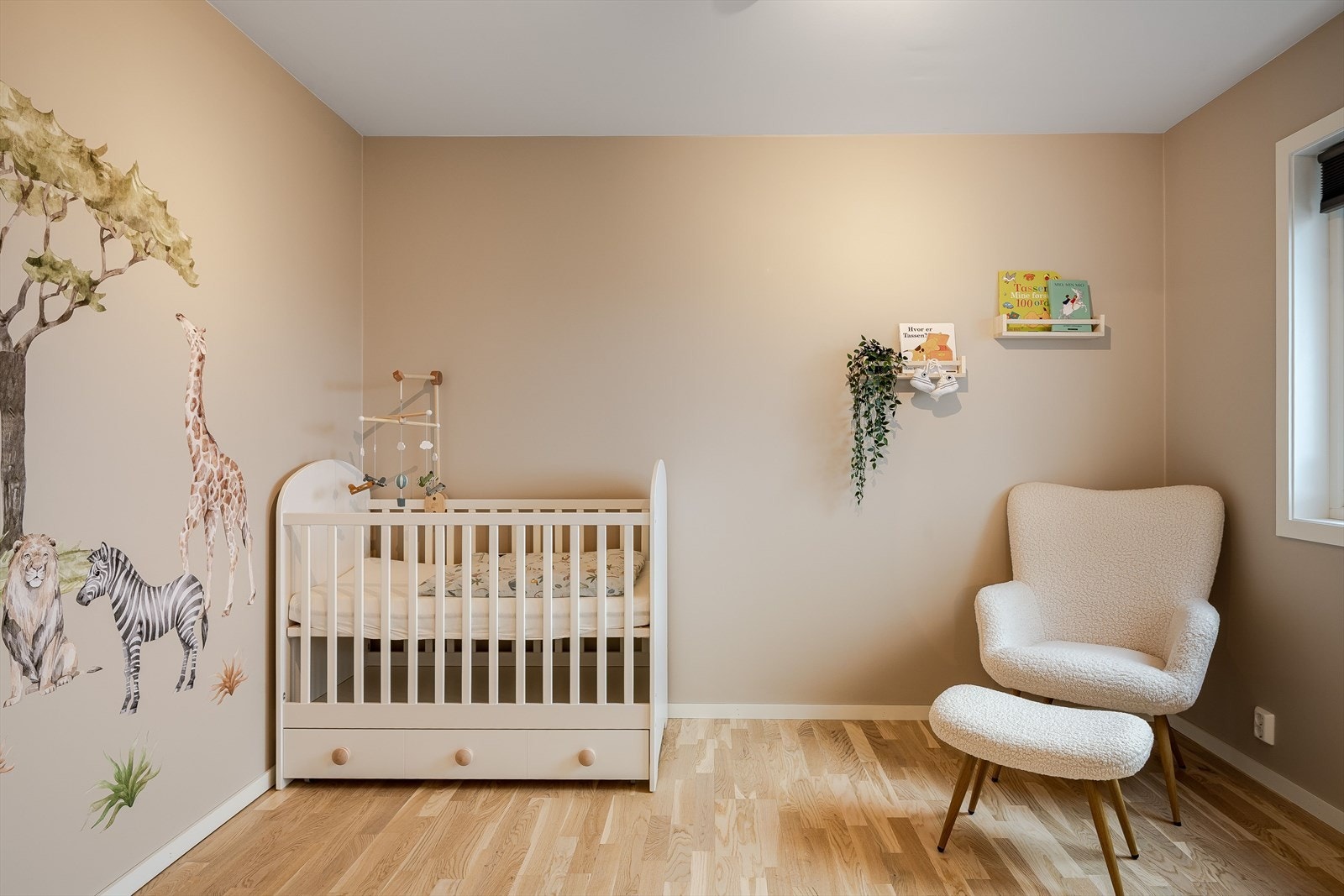 Soverommet er i dag innredet som et nydelig barnerom, men kan også fint innredes som et hovedsoverom. Galleribilde