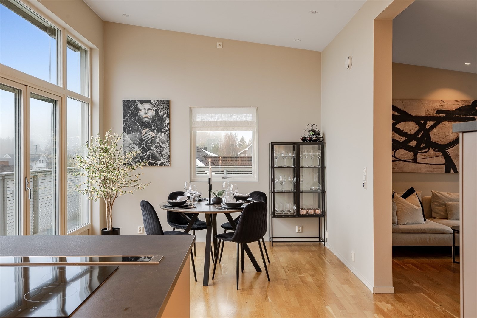 Fantastisk spisestue med store vindusflater som slipper inn rikelig med lys, samtidig som det ikke er innsyn og fin utsikt. Ekstra god takhøyde gir en luftig romfølelse. Galleribilde