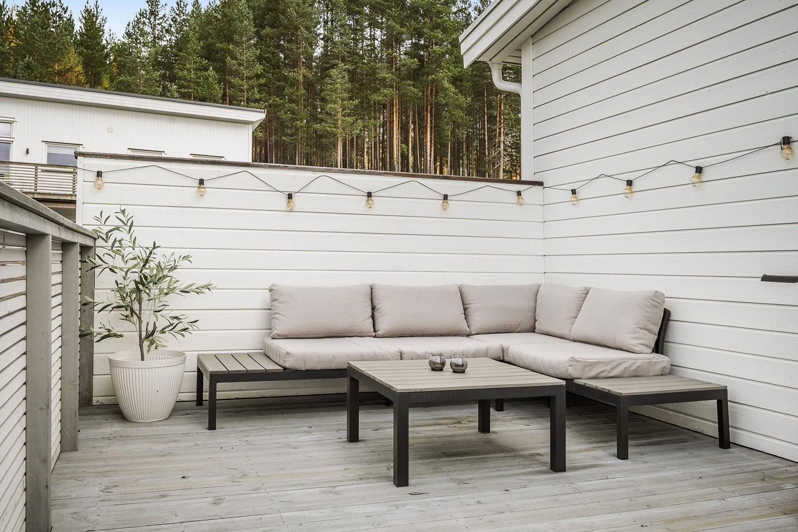 Fra hjemmet er det kun en kort gåtur til populær badeplass ved Sagtjernet og Vesletjernet, samt marka med friområder og skiløyper. Galleribilde