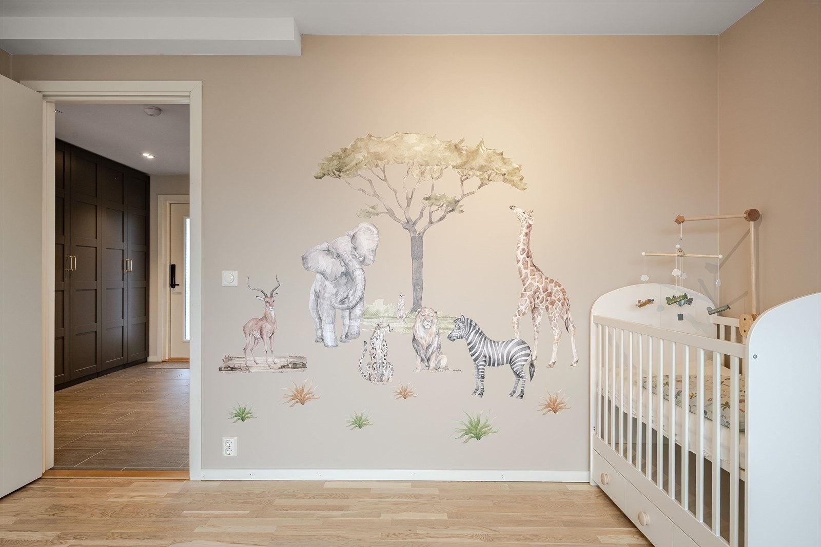 På soverommet er det plass til seng, kontorpult og garderobeløsninger - alt etter eget ønske og behov. Galleribilde