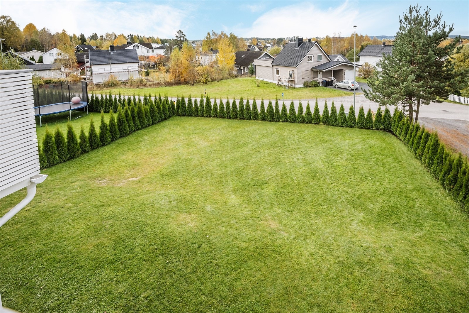 Boligen disponerer en lettstelt hage som er opparbeidet med plen og delvis innhegnet med hekk. Galleribilde