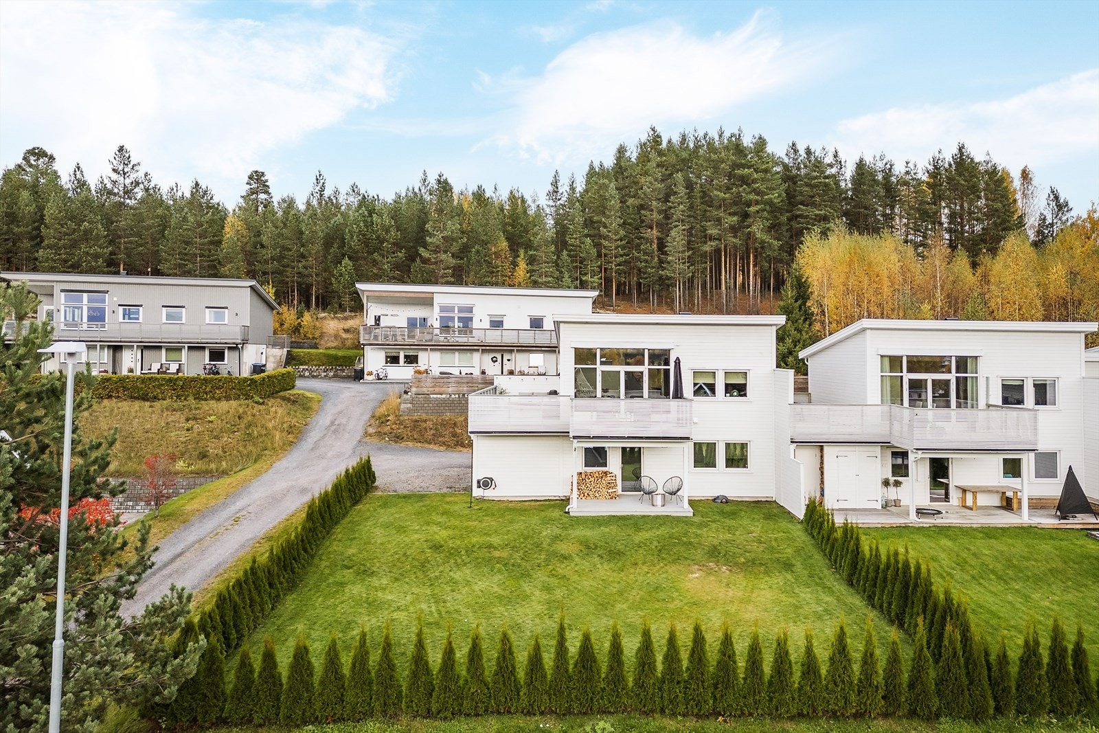 En flott kjedet enebolig fra 2019 med solrike uteplasser, fin utsikt og lettstelt hage. Galleribilde