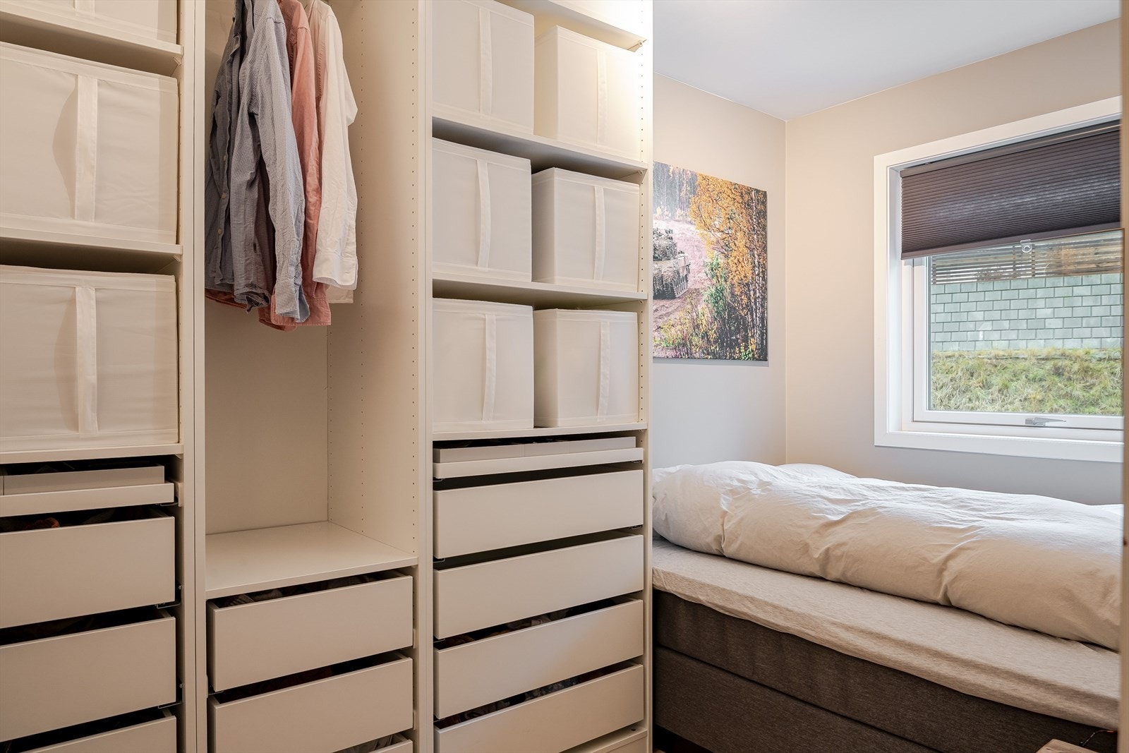 Soverommet har god standard med parkett på gulv, skjult elektrisk anlegg og glatte lysmalte overflater. Galleribilde