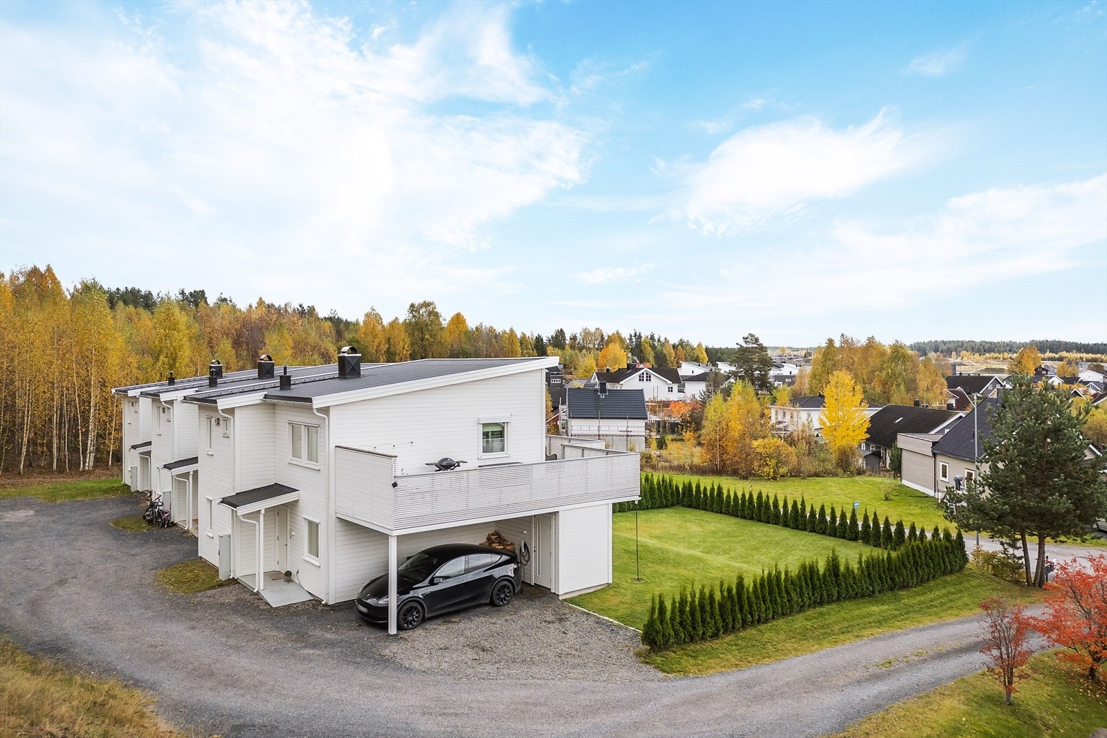 Boligen ligger i et populært og etablert boligområde ved Vesletjernet på Søbakken. God beliggenhet på Søbakken med kort gangveg til barneskole, barnehager, samt dagligvarebutikker og flere store varehus. Galleribilde