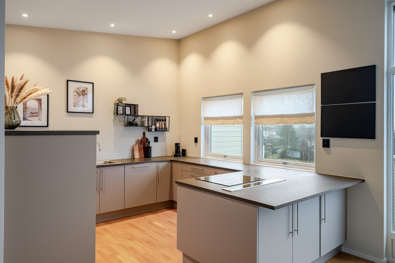 Kjøkkenet ligger i en fin og sosial åpen løsning med spisestuen. Praktisk utformet kjøkken med en halvøy som sørger for masse benkeplass, samt sitteplass med barstoler om ønskelig. Galleribilde