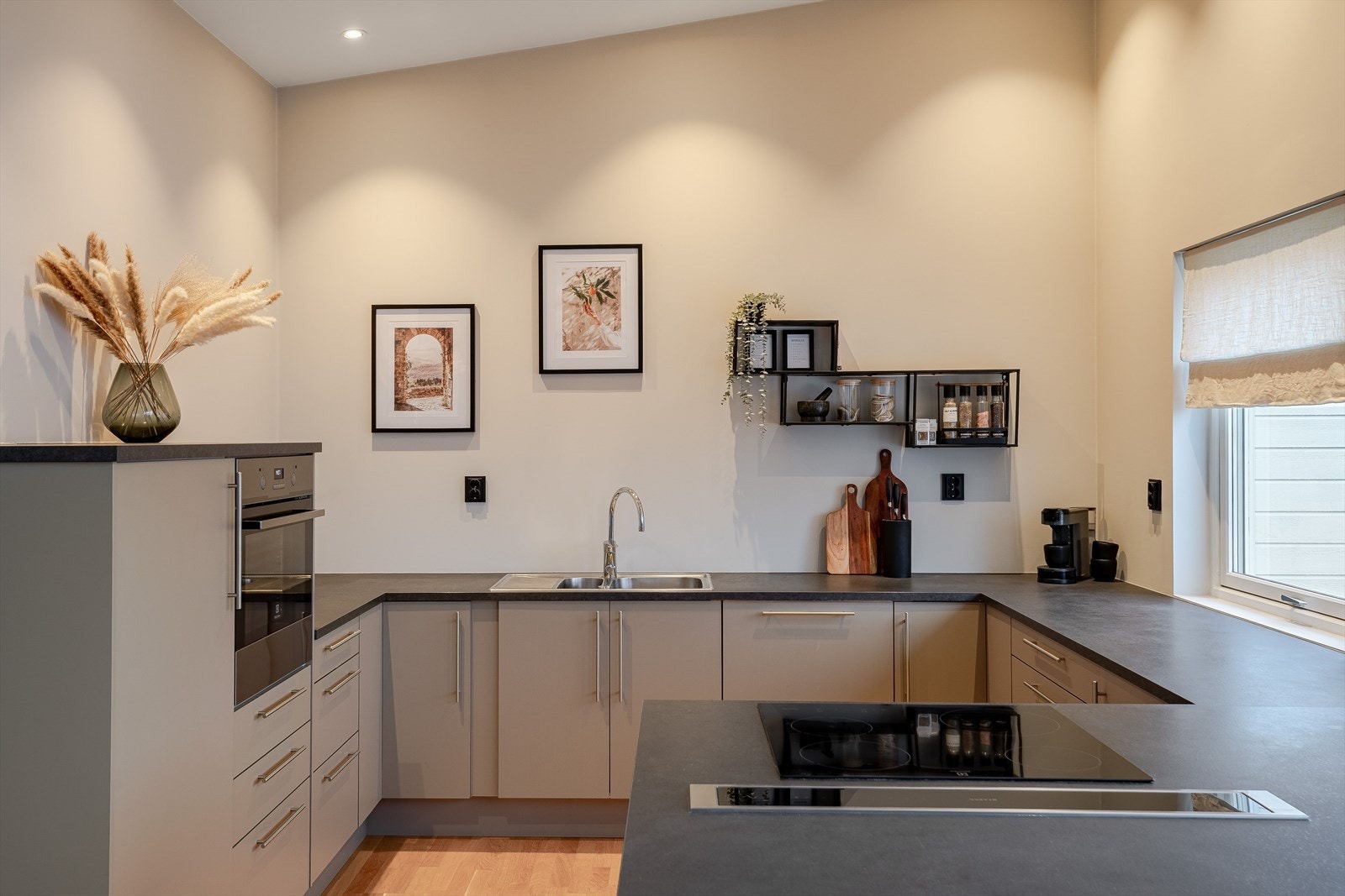 Moderne Sigdal-kjøkken fra 2019 med glatte fronter og laminert benkeplate med nedfelt oppvaskkum. Galleribilde