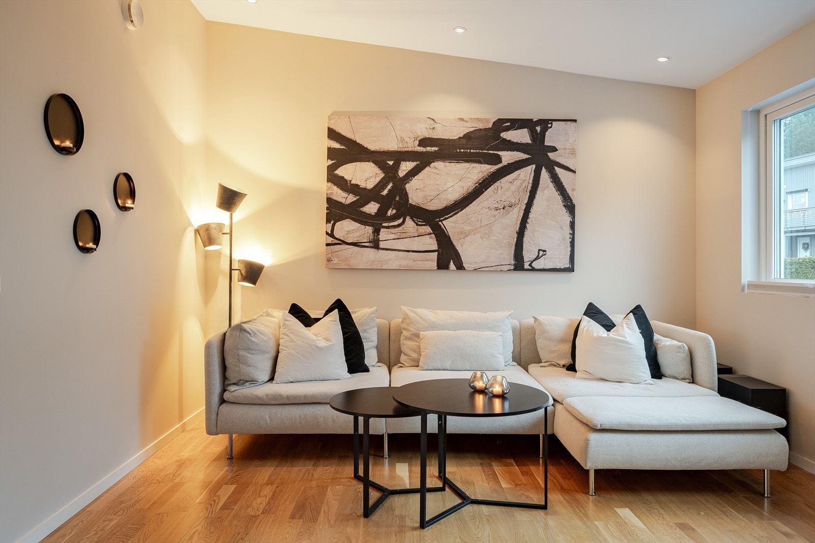 Alle vinduene i boligen er utstyrt med moderne 3-lags isolerglass fra 2018, noe som gir god energieffektivitet og komfort året rundt. Galleribilde