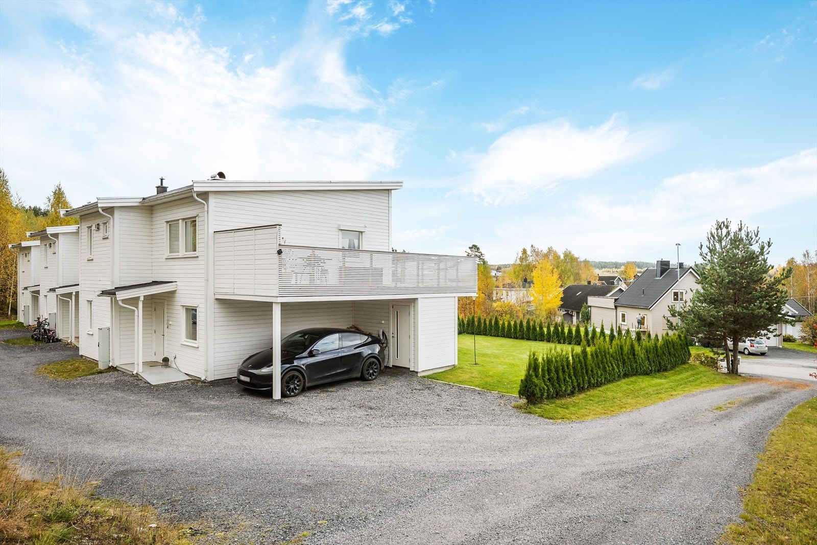 Boligen har inntilbygget carport på ca. 17m² med elbil-lader og adkomst til utvendig bod på 5m². Galleribilde