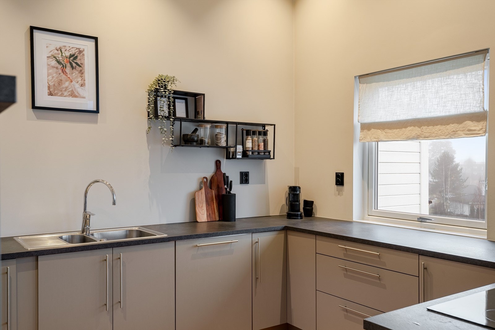 Kjøkkenet er utstyrt med medfølgende integrerte hvitevarer som nedfelt platetopp med integrert ventilator, stekeovn, oppvaskmaskin og kjøleskap. Galleribilde