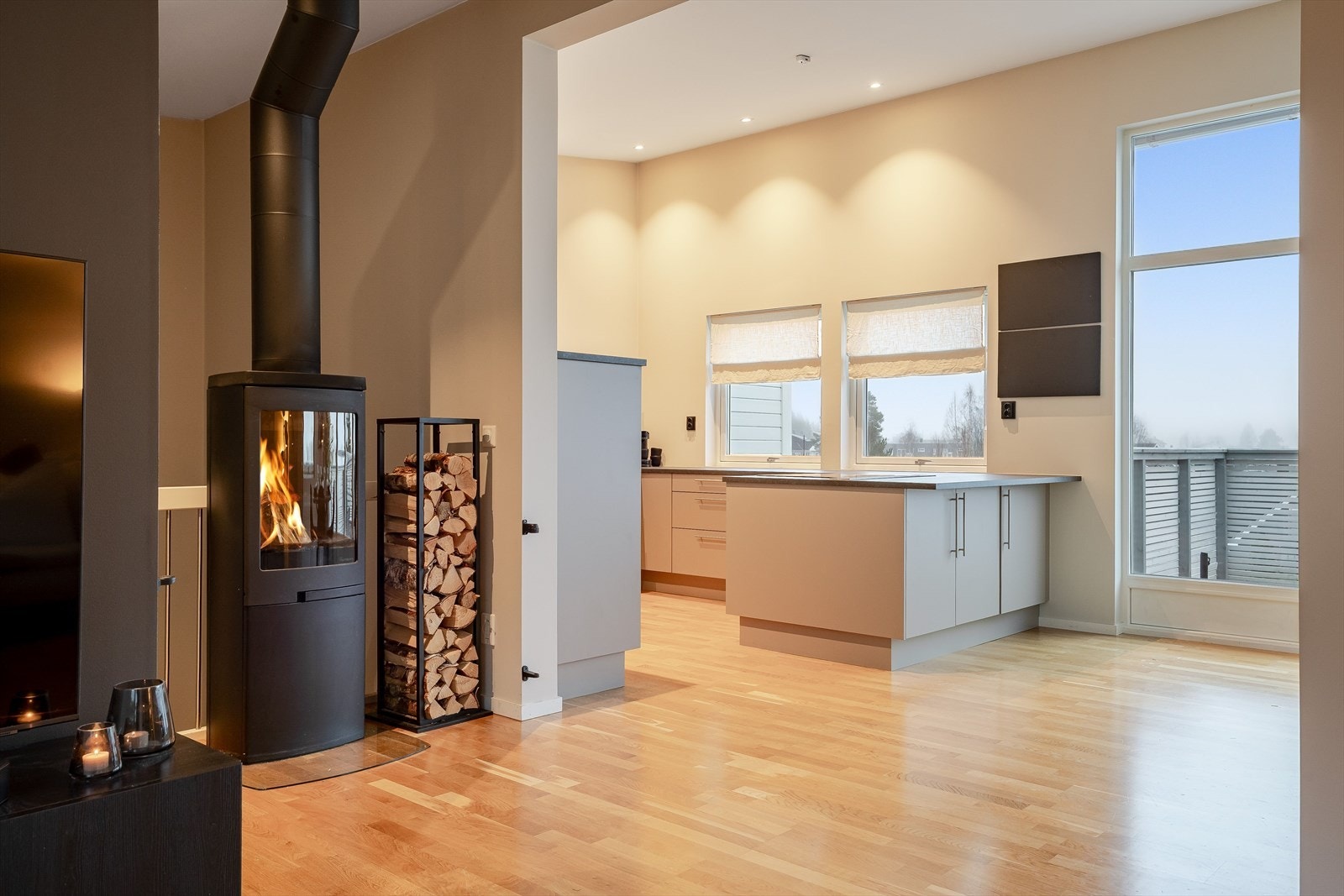 Boligen har en god planløsning over to plan. Oppholdsrommene er fint plassert i 2. etasje og er naturlig avdelt i ulike soner, samtidig som det er åpent og sosialt. Galleribilde