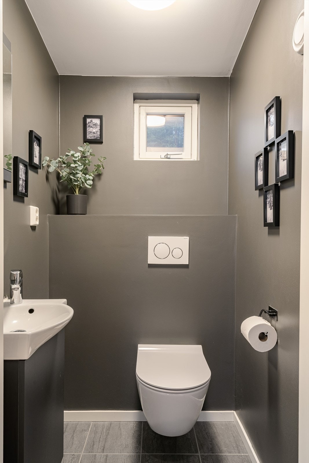 I tilknytning til oppholdsrommene i 2. etasje har du et praktisk ekstra toalettrom. Toalettrommet er utstyrt med moderne servantskap med speil over, vegghengt toalett og balansert ventilasjon. Galleribilde