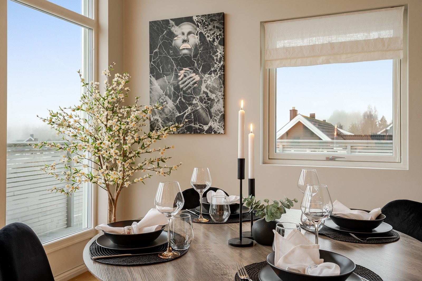 Det er god plass til et stort spisebord som blir et naturlig samlingspunkt til både hverdag og fest! Galleribilde