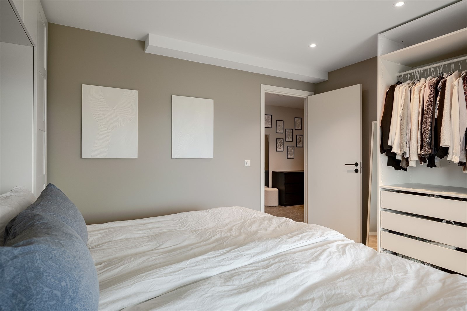 Soverommet har parkett på gulv, glatte overflater malt i en fin og varmfarge og skjult elektrisk anlegg. Galleribilde