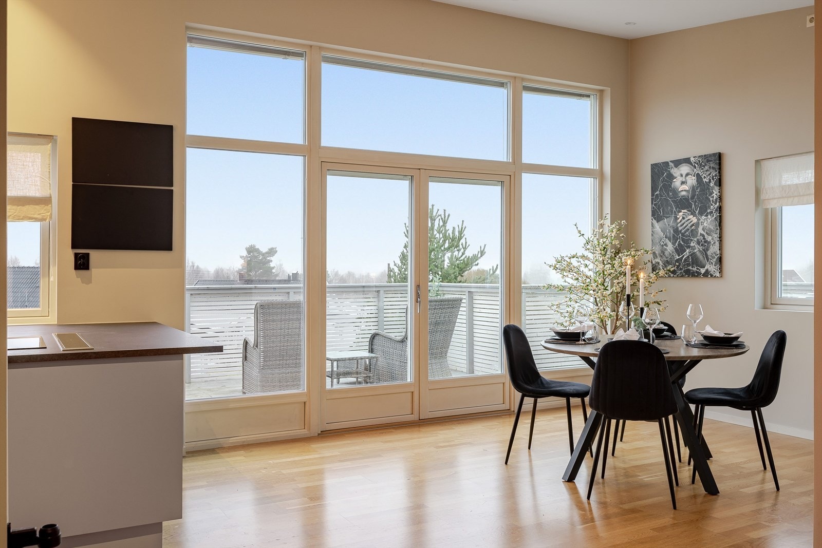 Fra spisestuen er det doble dører ut til balkongen som blir en naturlig forlengelse av rommet på sommerstid. Galleribilde