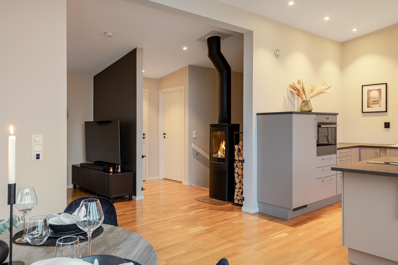 God og moderne standard med parkett på gulv med varmefolie under, glatte lysmalte overflater, skjult elektrisk anlegg og downlights i himlingen. Galleribilde