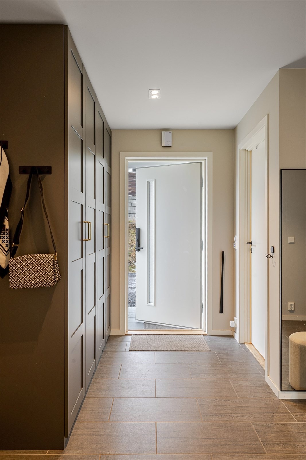 Når du entrer boligen, kommer du inn i en stor, innbydende og praktisk entré. Galleribilde