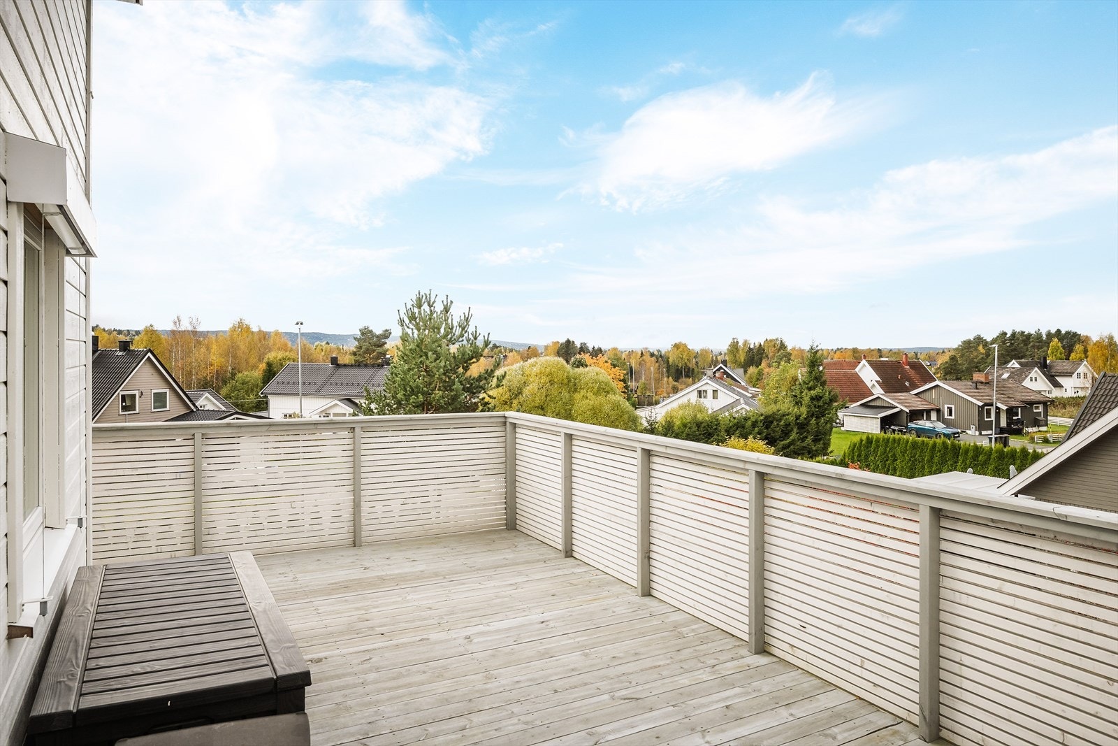 Balkongen har terrassebord på gulv og god plass til sittegrupper etter eget ønske og behov. Oljet terrassebord i 2024. Galleribilde