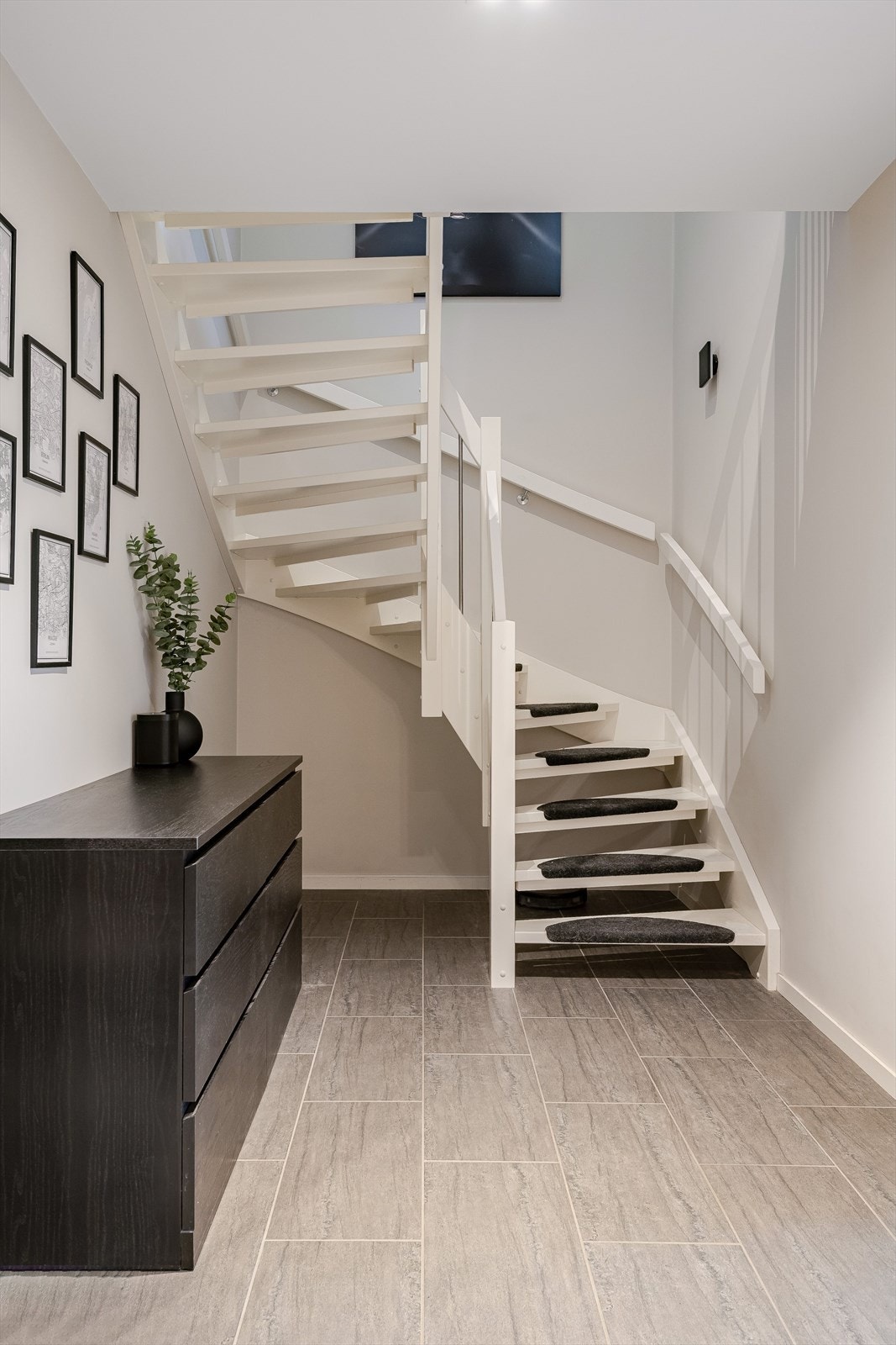 God og moderne standard med fliser på gulv, elektriske varmekabler, glatte lysmalte overflater, skjult elektrisk anlegg og downlights i himlingen. Galleribilde