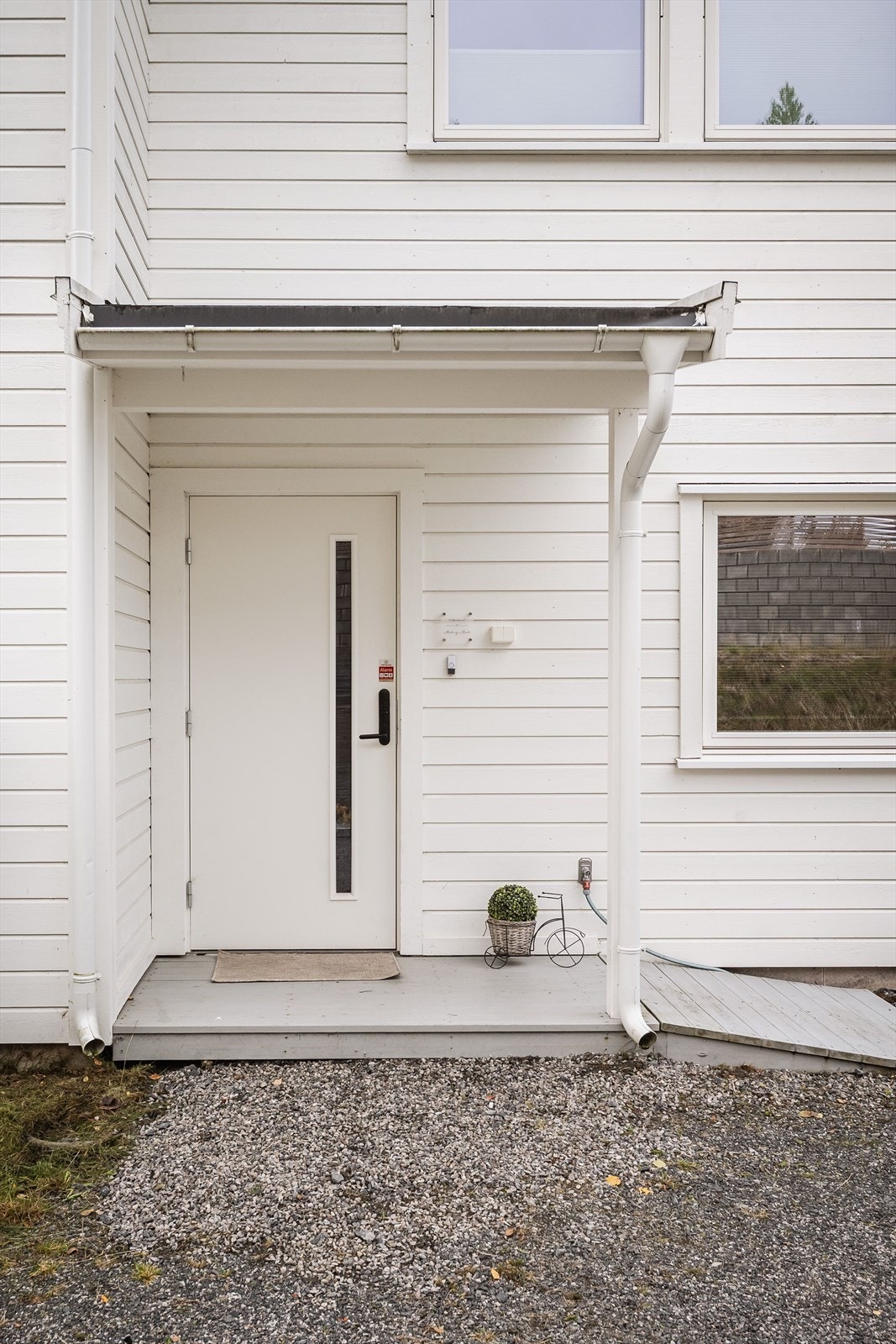 Du ønskes velkommen inn via et hyggelig overbygget inngangsparti. Stikkontakt og utekran montert på veggen. Galleribilde