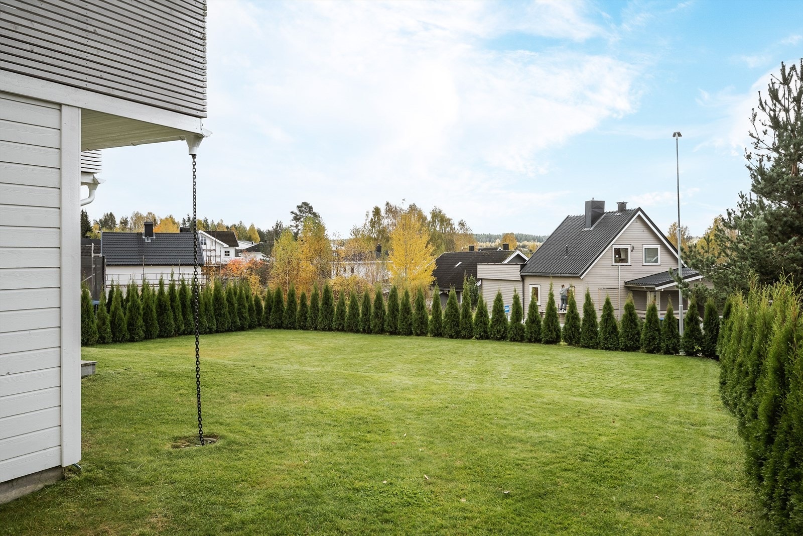 Solrik og romslig hage opparbeidet med gressplen. Hagen er innhegnet med hekk som gir en fin innramming og privatliv. Galleribilde