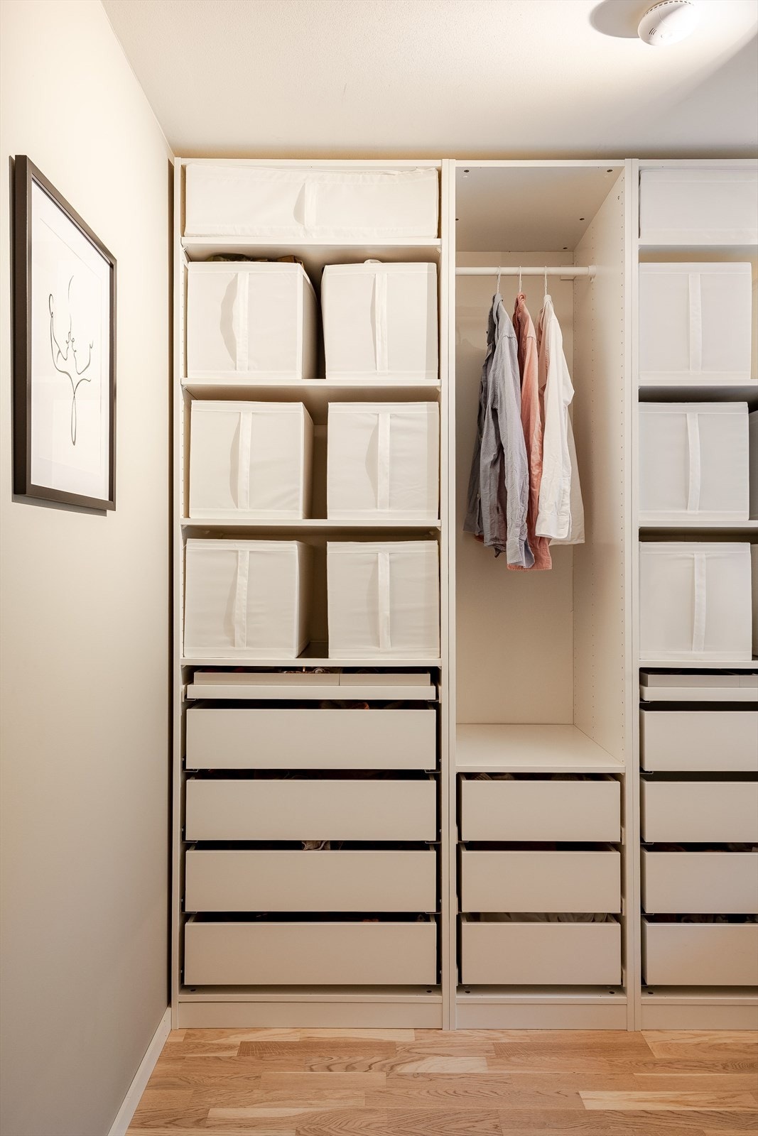 På soverommet er det god oppbevaringsplass i åpen garderobeløsning med skuffer, hyller og oppheng. Galleribilde