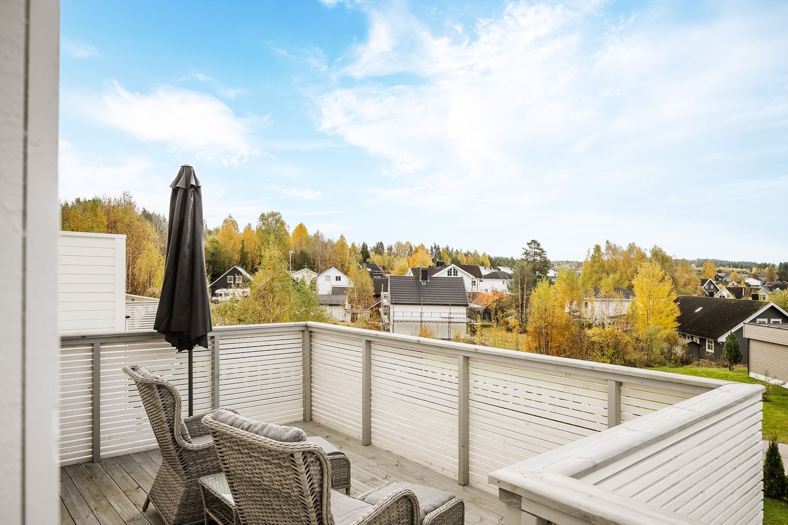 Beliggenheten i høyden og mot sydvest sørger for prima solforhold, fine solnedganger og utsikten er knallbra til å være Elverum. Galleribilde