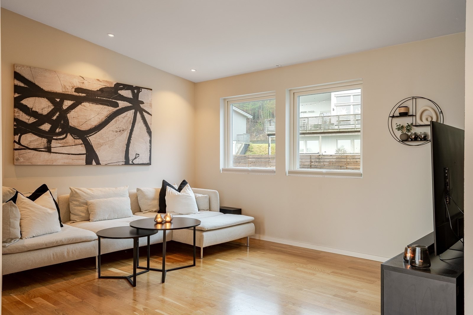 Lys og fin stue med god plass til stor sofagruppe med salongbord og mediemøblement med tv. Galleribilde