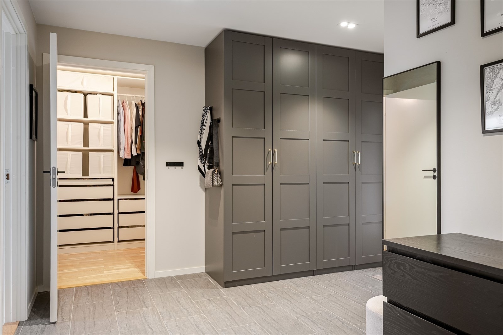 I entréen har du god oppbevaringsplass i flere flotte garderobeskap som medfølger i handelen, samt ytterligere plass til oppheng, skoskap og kommoder. Galleribilde