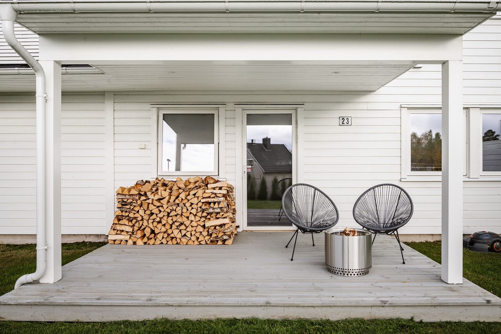 Fra soverommet er det utgang til en solrik sydvendt terrasse på ca. 13m². Terrassen er overbygget og har terrassebord på gulv som ble oljet i 2024. Galleribilde