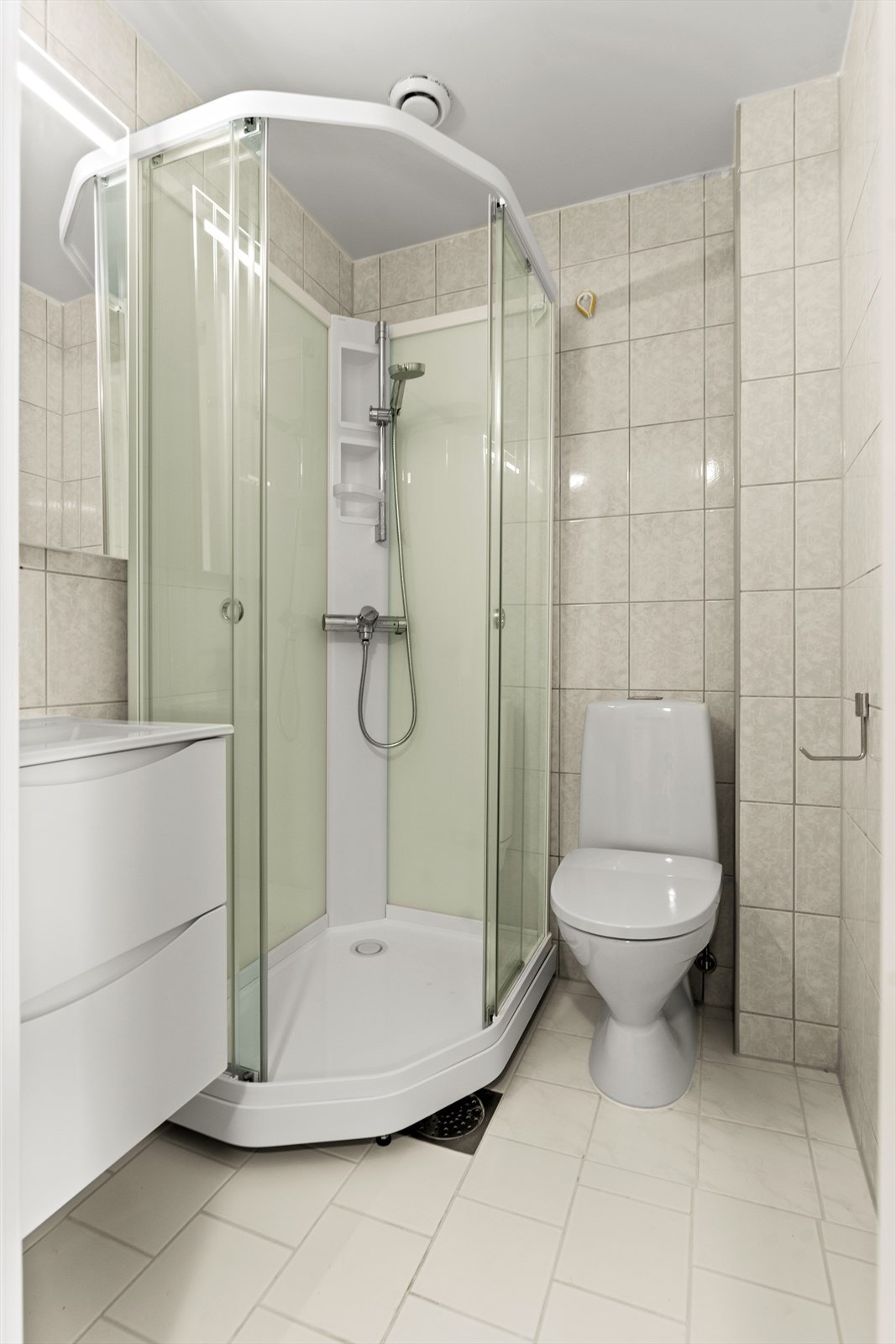 Eldre baderom med nyere innredning Galleribilde