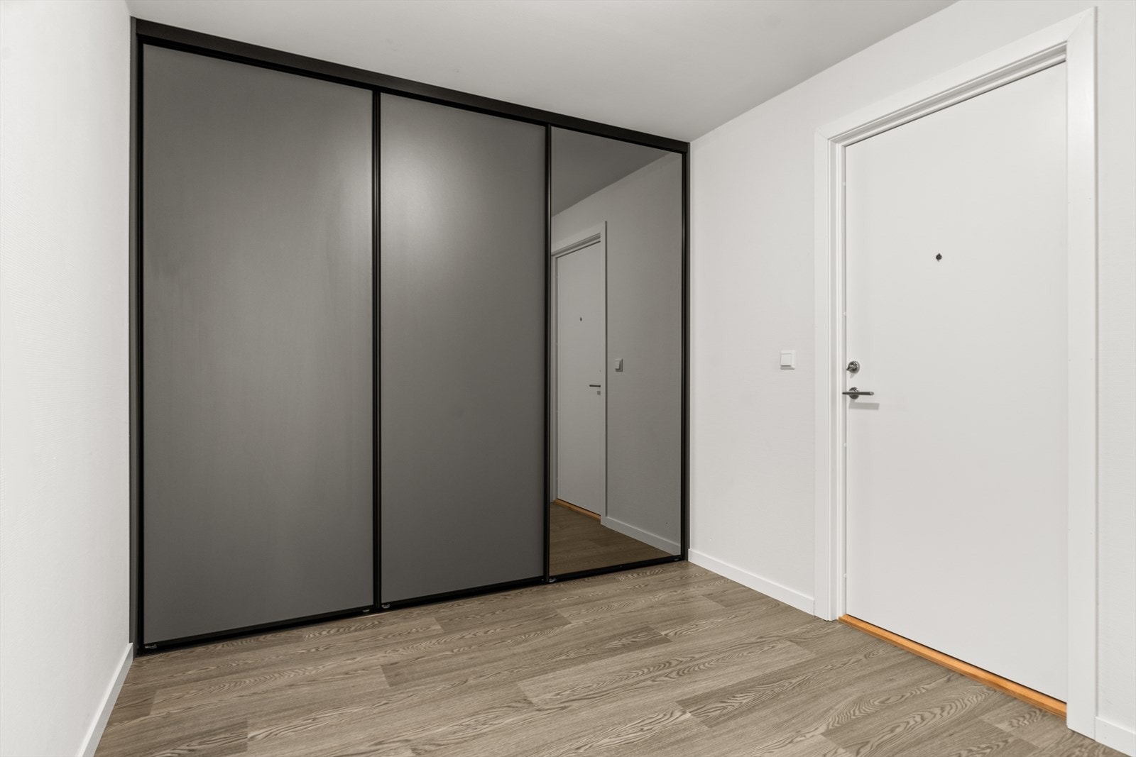 Entré med romslig garderobe Galleribilde