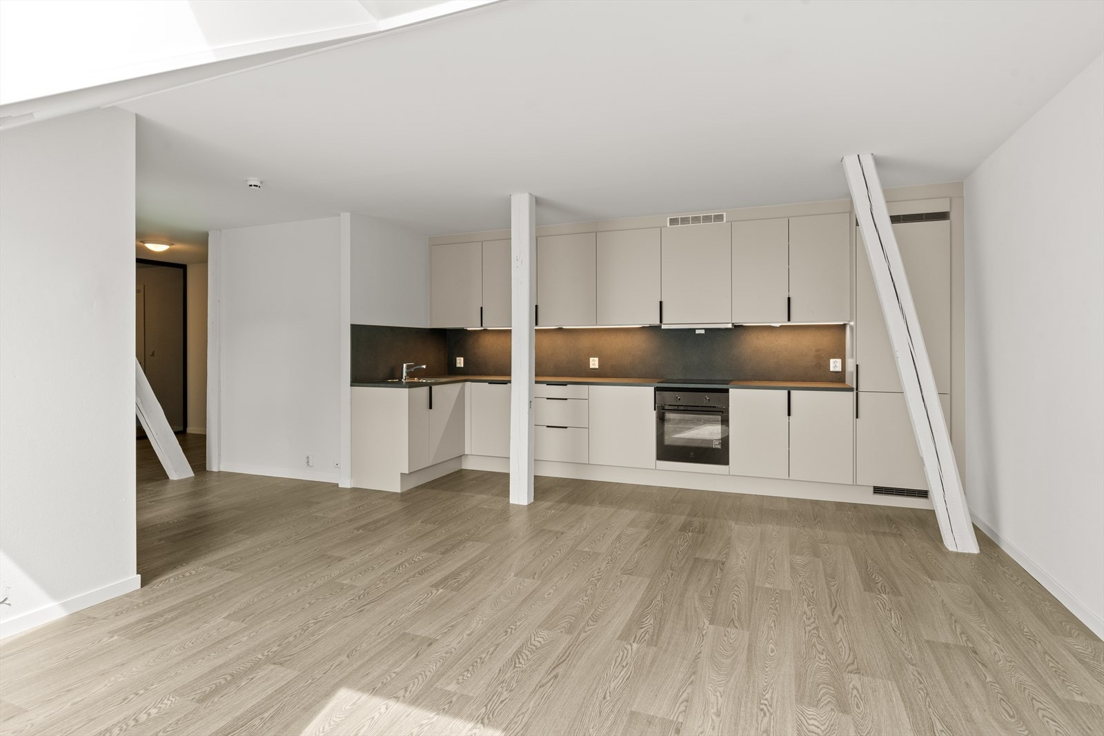 Moderne kjøkken med smarte oppbevarings muligheter Galleribilde