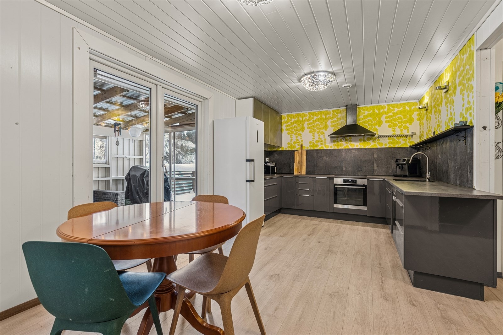 Spisegruppen tar plass ved kjøkkensonen. Galleribilde