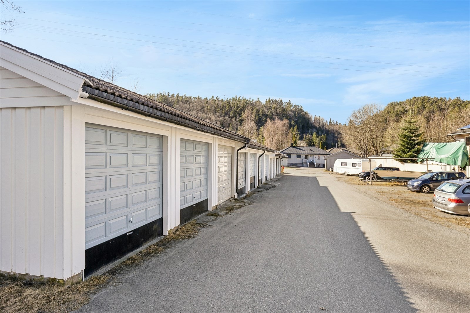 Følger med garasje i rekke. Det er garasje nr. 3 mot høyre. Galleribilde