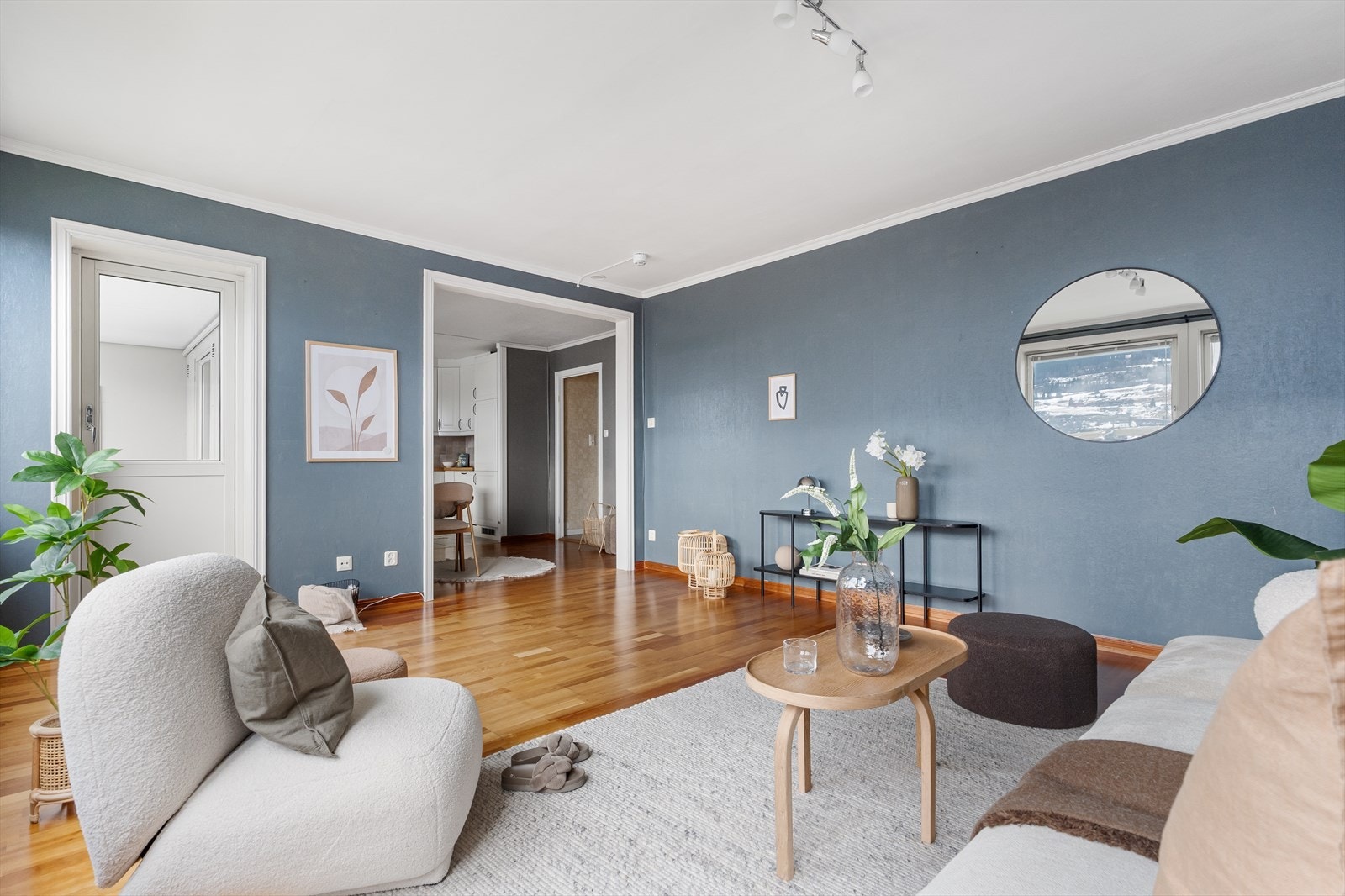 Fra stuen er det utgang til overbygget balkong. Galleribilde