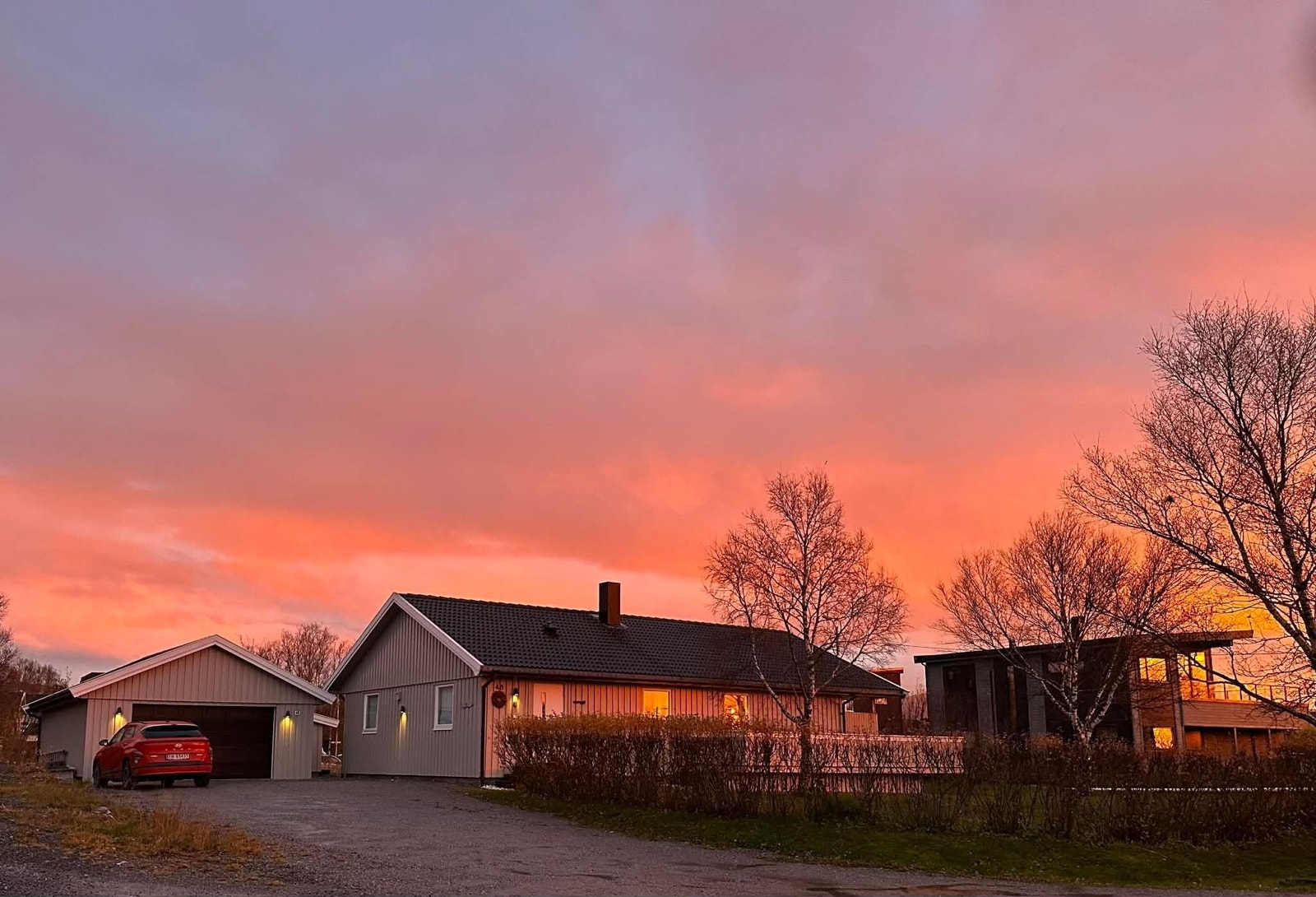 Enebolig på 106 m2, 1059 m2 flat tomt og stor garasje selges! Mye oppstillingsplass og elbil lader. 27 m2 utleiedel. Galleribilde