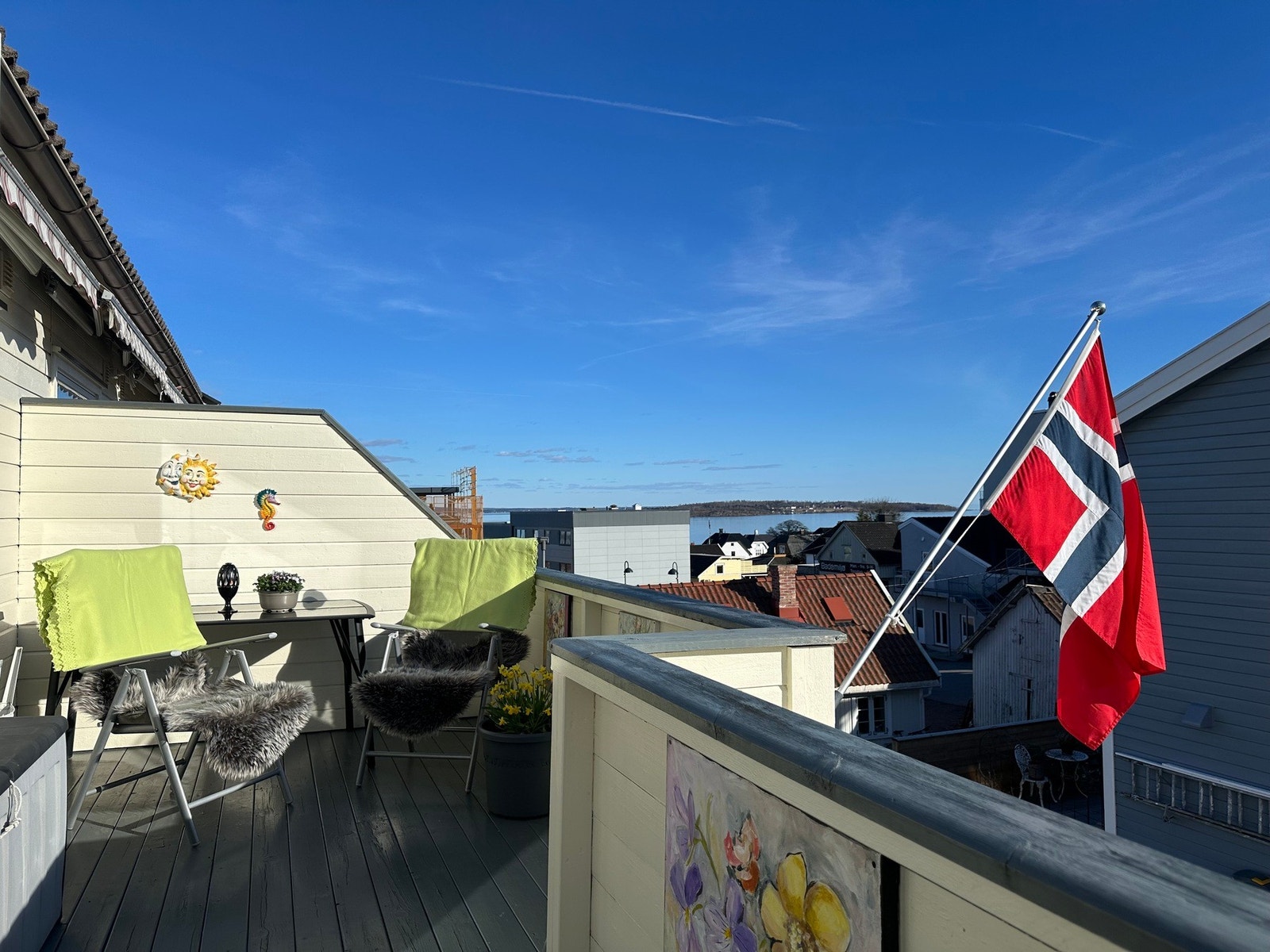 Leiligheten har en stor og solrik balkong med fjordutsikt Galleribilde