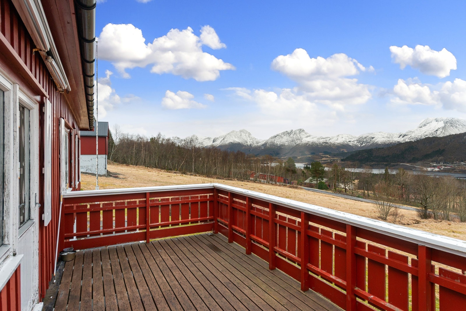 Fra verandaen er det utsikt mot fjord og fjell Galleribilde