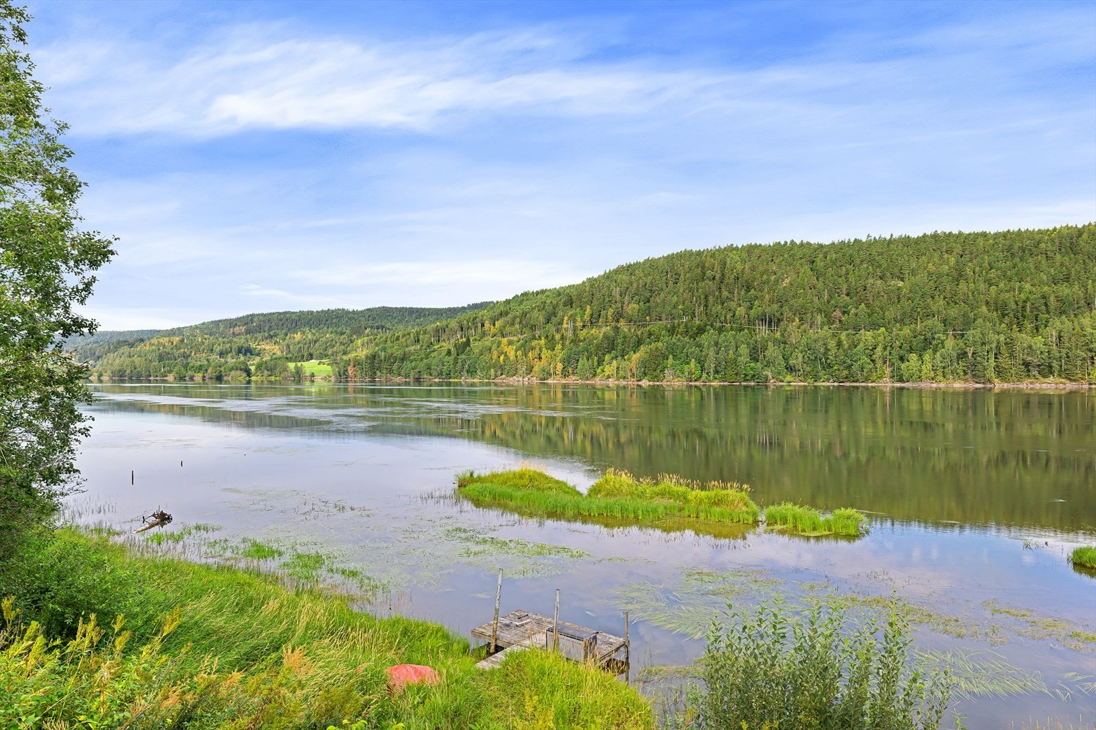 Eiendommen har en idyllisk beliggenhet med flott utsikt over vannet og omkringliggende natur. Galleribilde