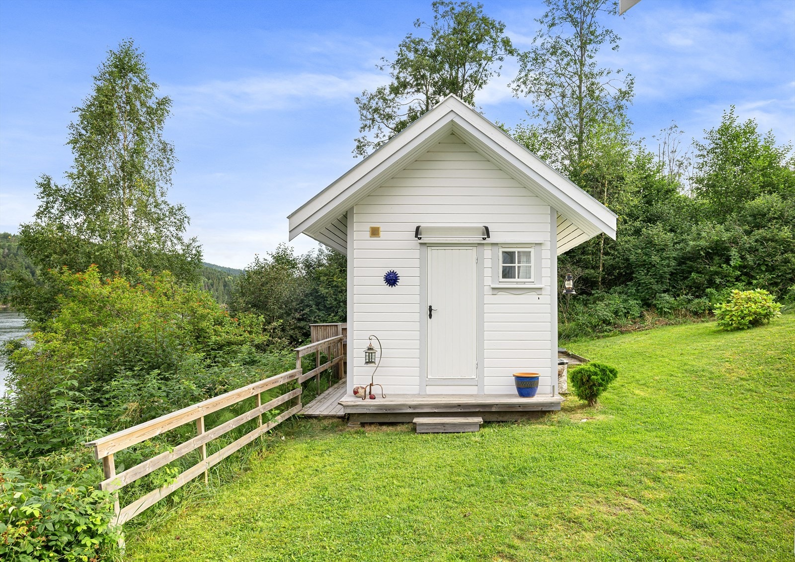 Foran er det en liten sitteplass hvor du kan nyte utsikt mot vannet. Galleribilde