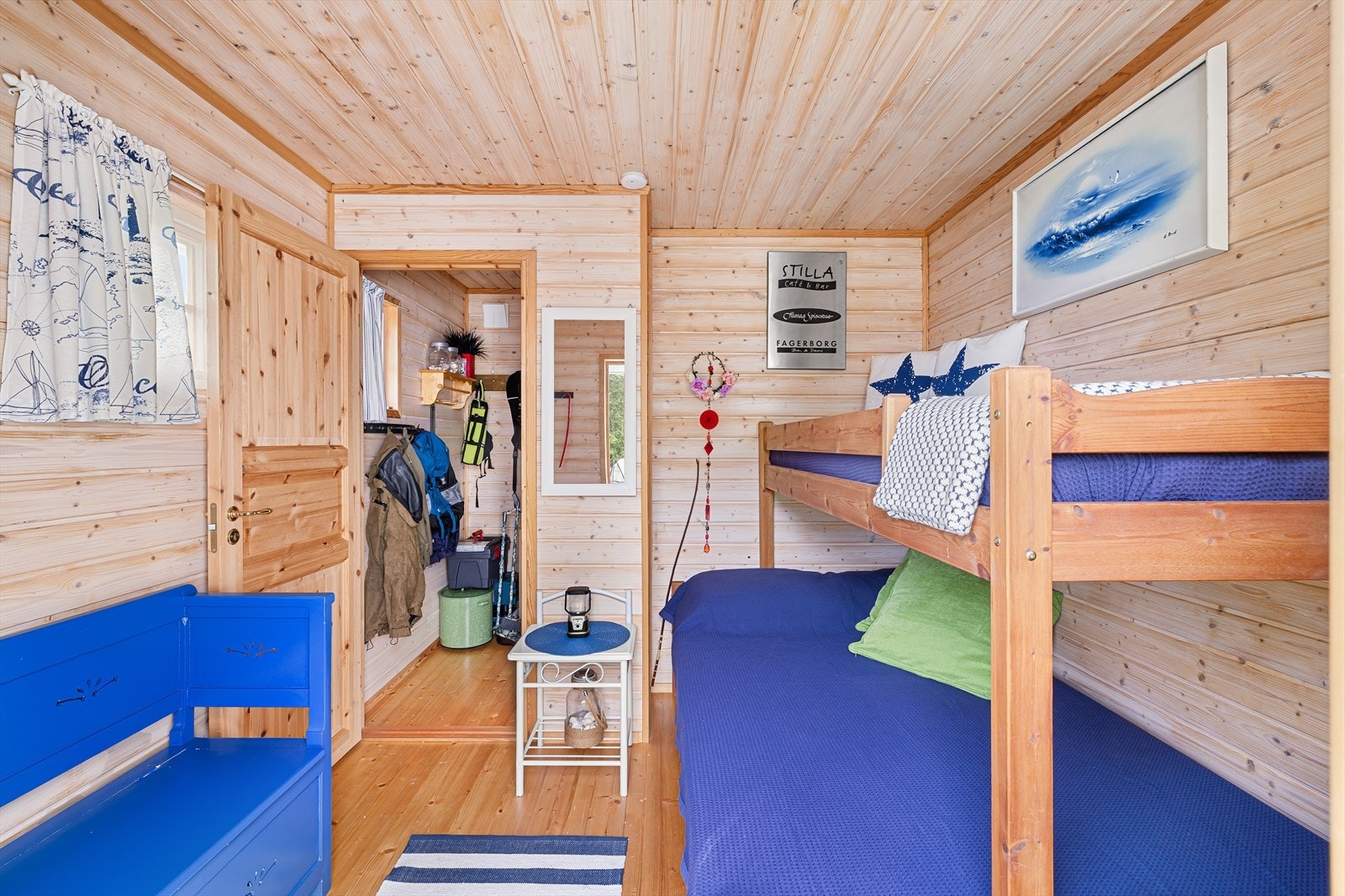 Her er plass til flere overnattingsgjester, og det er plass til oppbevaringsmøbler. En praktisk entrédel med knagger og oppbevaringsplass for yttertøy og turutstyr. Galleribilde